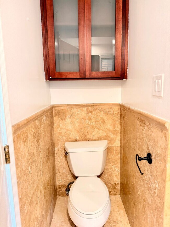 Building Photo - Gorgeous Tarzana Home