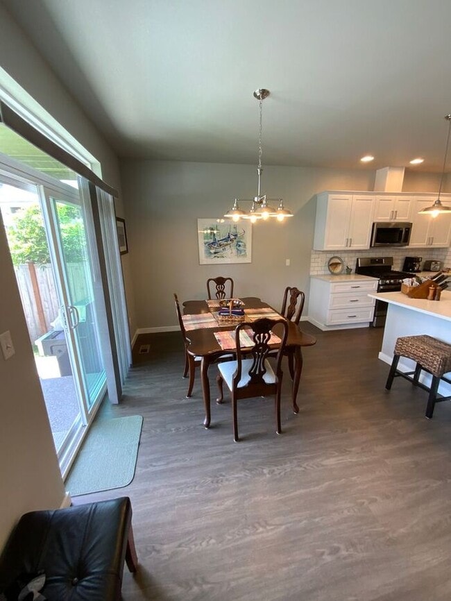 Building Photo - Centralia 4bdr brand new home 2 garage & s...