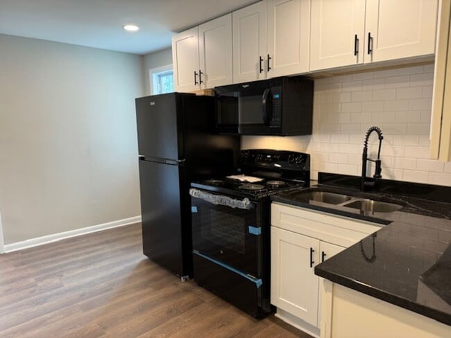 Building Photo - Newly Renovated Unit!