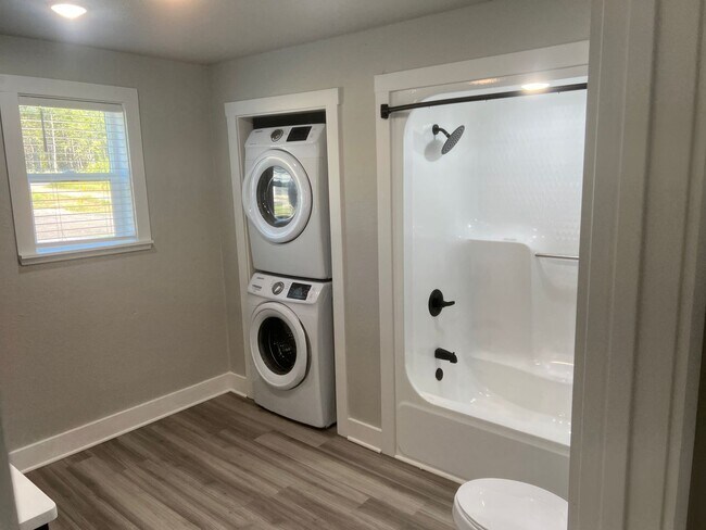 Building Photo - 3 Bed 2 Bath Apartment