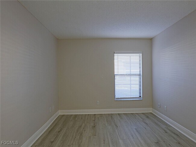 Building Photo - 5305 Summerlin Rd