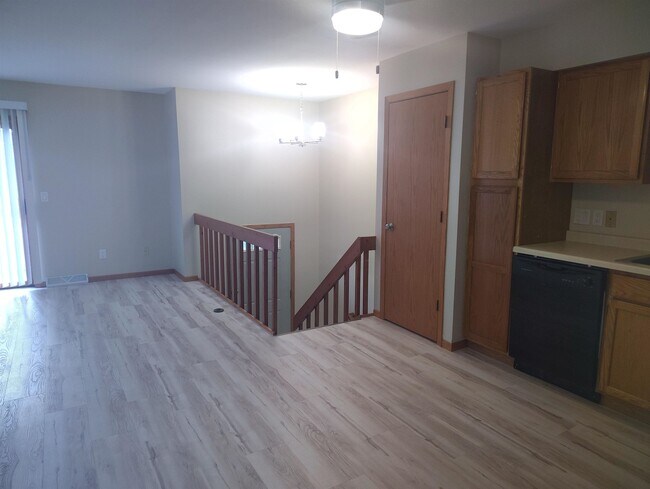 Building Photo - 701 Iroquois Ct