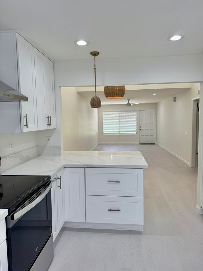 Building Photo - 47965 Oasis Ct