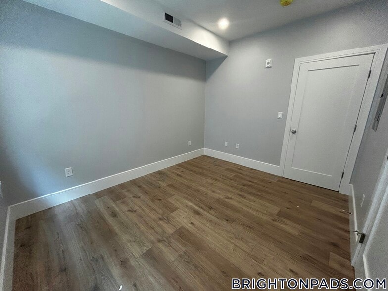 Building Photo - 124 Kenrick St