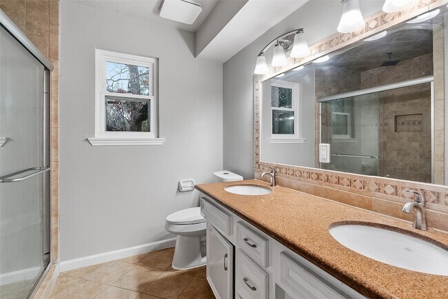 Building Photo - 2402 Oak Shores Dr