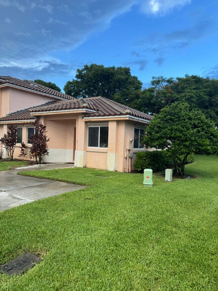 Primary Photo - 707 NW 208th Dr