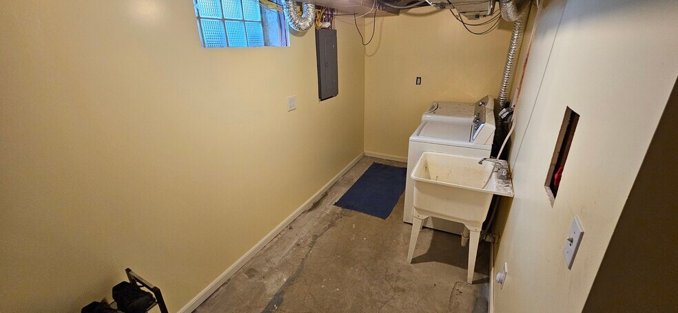 Building Photo - 3046 McKinley St NE