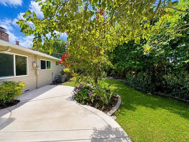Building Photo - Bright & Spacious 3-Bedroom Home with Expansive Yard in Sacramento
