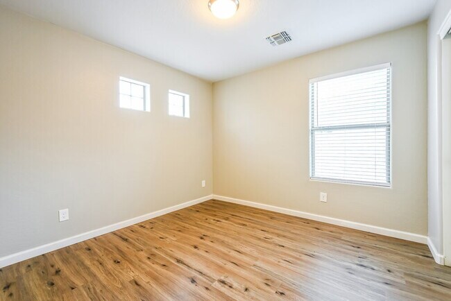 Building Photo - 1465 E Mia Ln