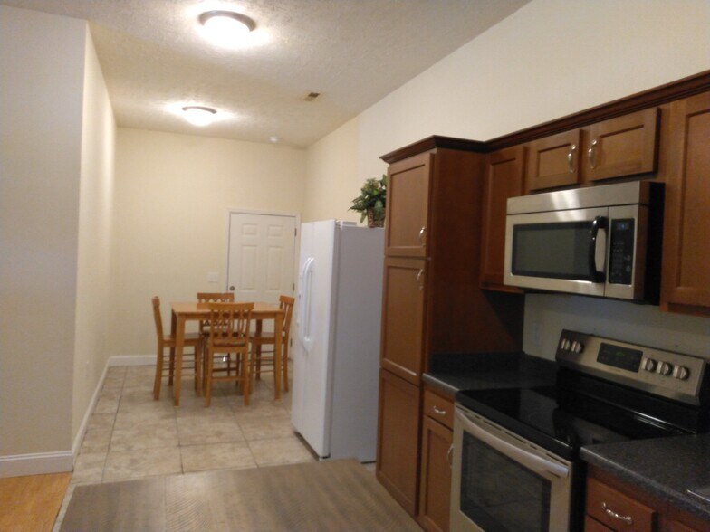 Kitchen & Dinning - 1995 KY-90