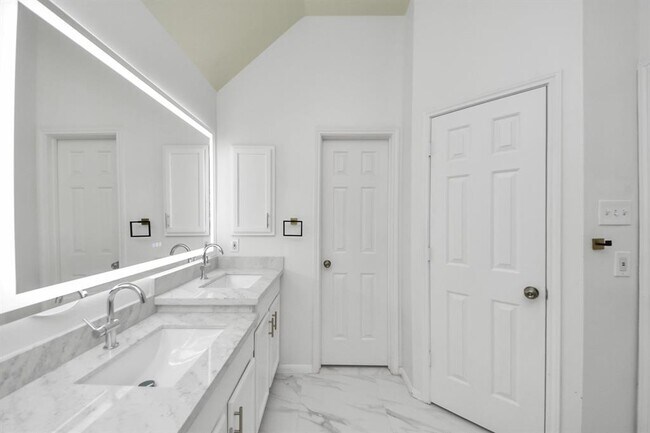 Building Photo - 5931 Mettler Ln
