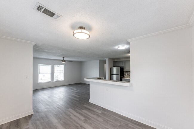 Building Photo - 151 Varsity Dr