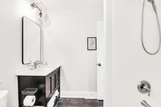 Building Photo - 543 Oakwood Trl