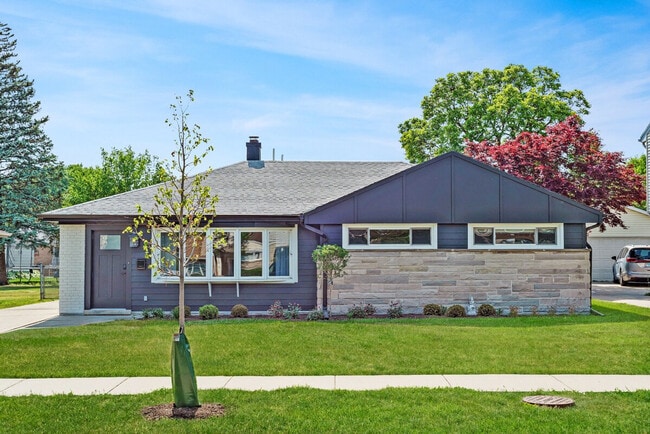 Building Photo - 1023 S Wolf Rd