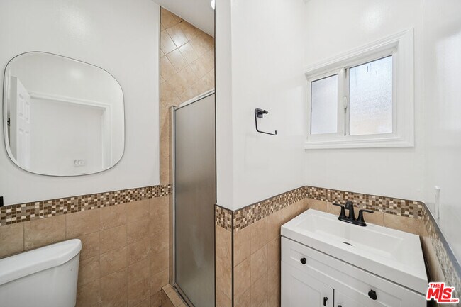 Building Photo - 6680 De Longpre Ave