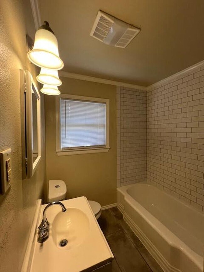 Building Photo - 1105 Fisher St