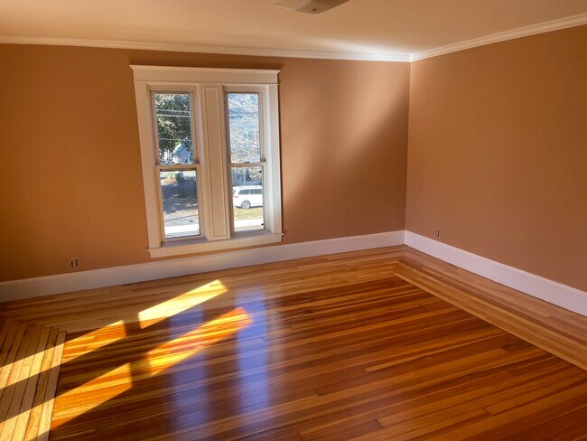 Unit2 Master Bedroom - 101 Walnut St