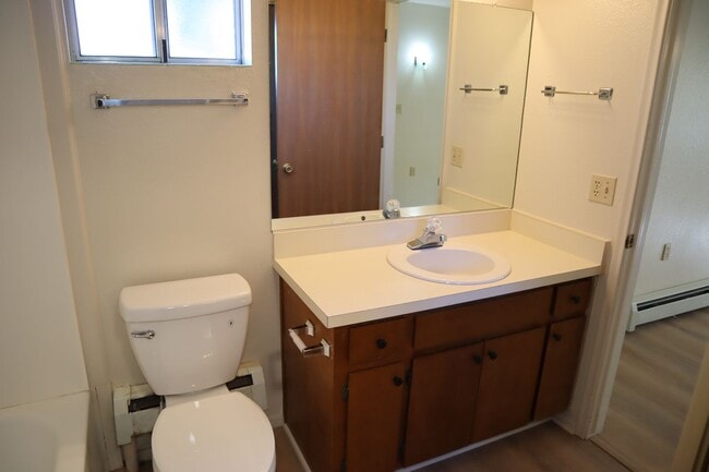 Building Photo - Livable, Lovable, & Avaiable!