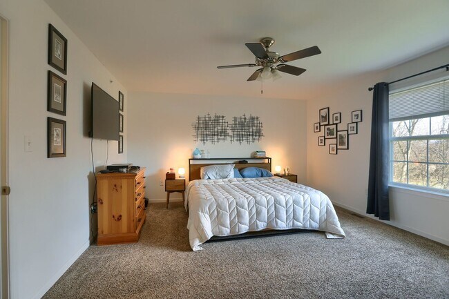 Building Photo - Newer build 2,000 sq ft 3/BR 2.5 bath luxury townhome