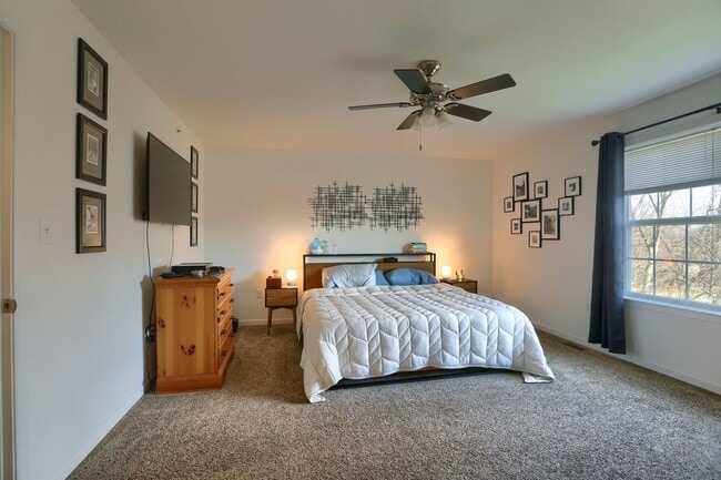 Building Photo - Newer build 2,000 sq ft 3/BR 2.5 bath luxury townhome FULLY FURNISHED