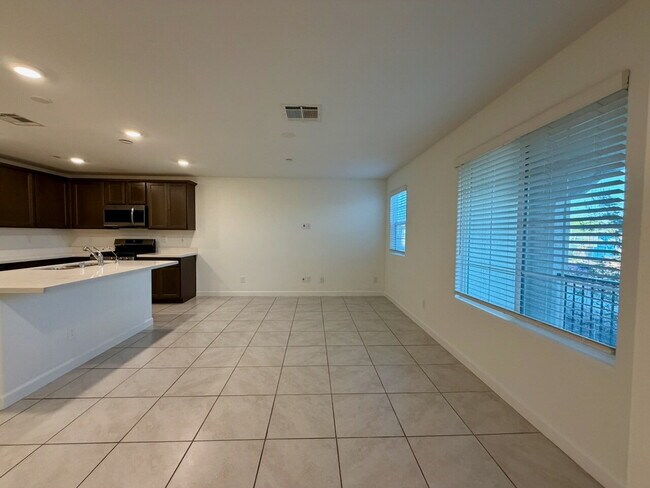 Building Photo - 3 BED 2.5 BATH 2 CAR GARAGE TOWNHOUSE FOR RENT LOCATED IN CADENCE MASTER COMMUNITY