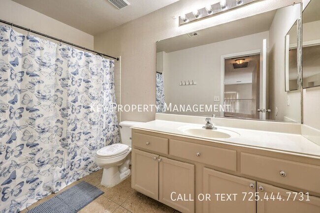 Building Photo - Beautiful 4 bedroom, 2.5 bathroom two-stor...