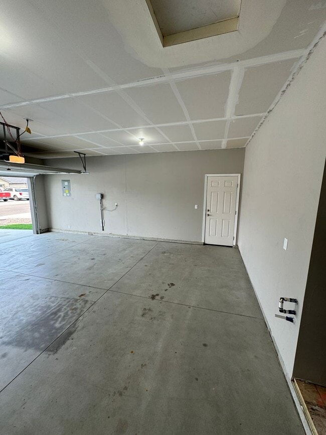 Building Photo - Charming 3-bedroom, 2-bathroom home locate...