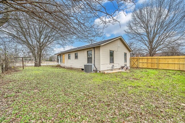 Building Photo - Newly remodeled 3 bedroom and 2 bath house