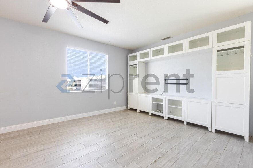 Building Photo - Unit