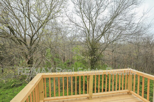 Building Photo - 208 White Oak Dr NE