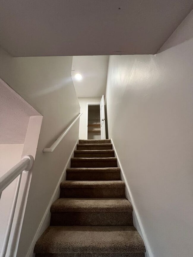 Building Photo - FINALLY A 2 BEDROOM 2.5 BATH IN LAWRENCEVILLE!