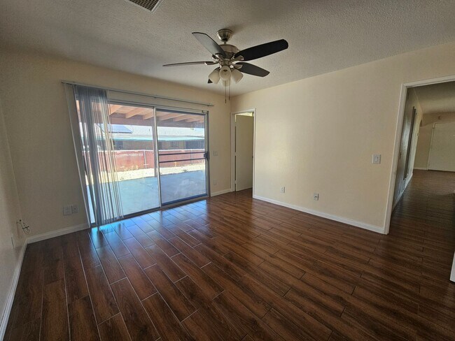 Building Photo - FRESH, CLEAN & BRIGHT 3 BED 2 BATH