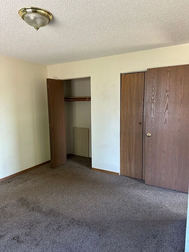 Building Photo - Three Bedroom