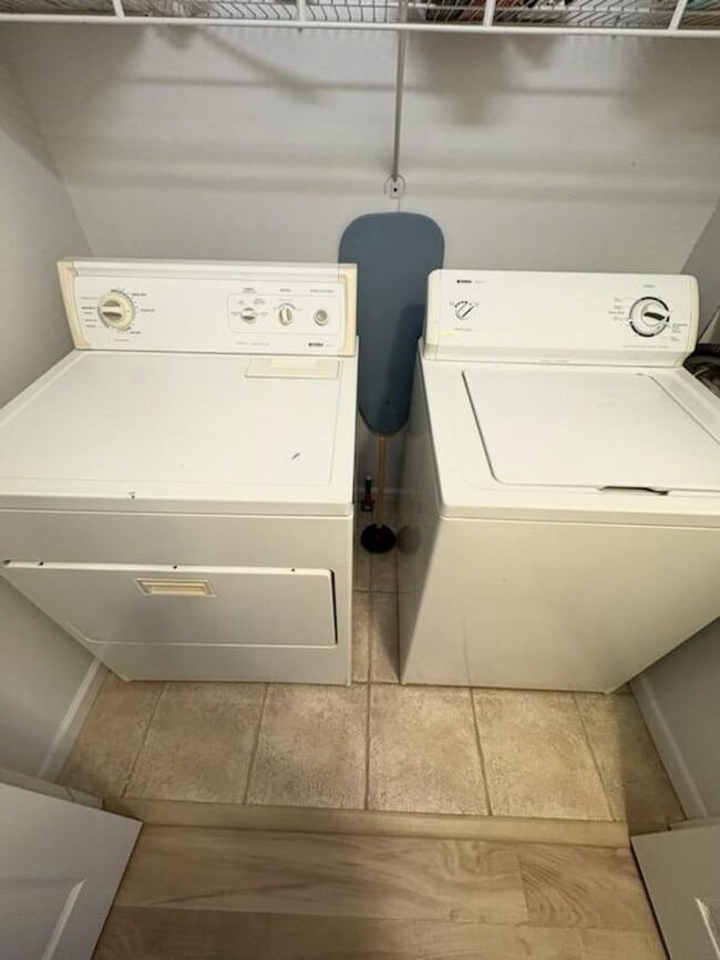 Building Photo - Updated Townhouse near Downtown Bloomington!