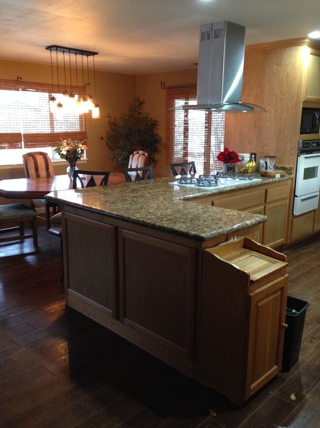 Building Photo - 18454 Walnut St