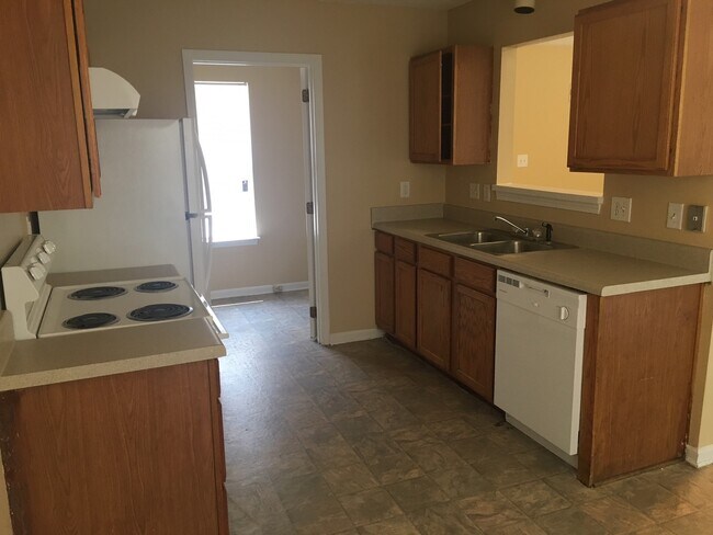 Building Photo - 3 bedroom 2 bathroom house