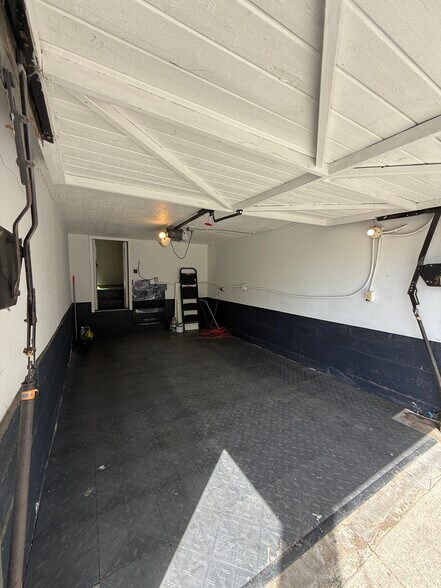 Building Photo - 7865 Willoughby Ave