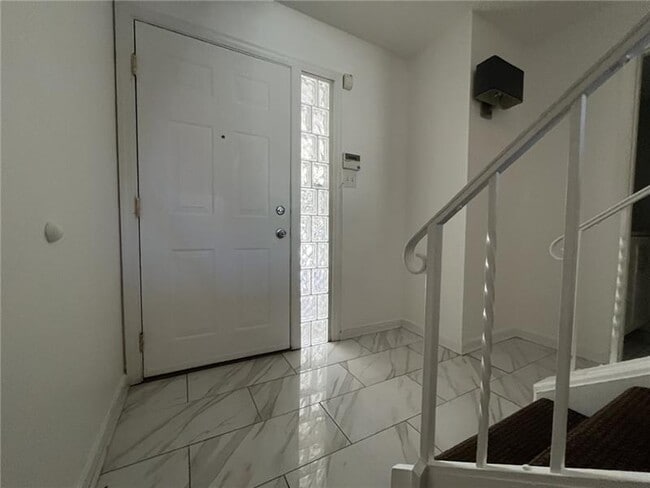 Building Photo - 332 Hailman St