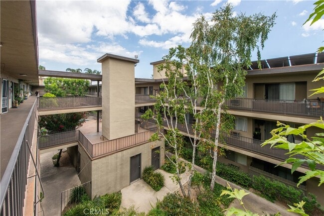 Building Photo - 5415 Newcastle Ave