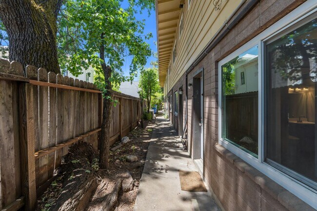 Building Photo - 1141-1161 Oak Avenue