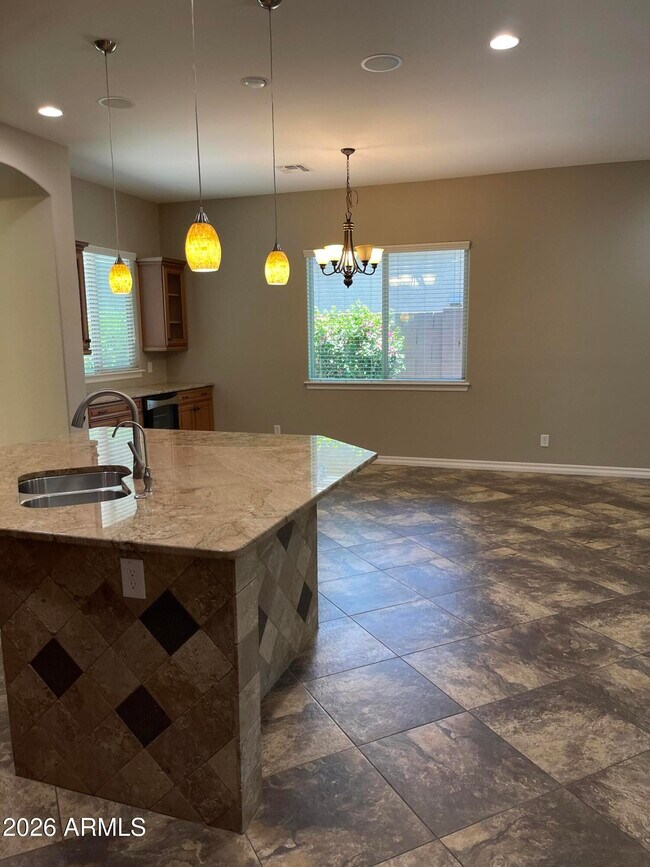 Building Photo - 2543 E Penedes Dr