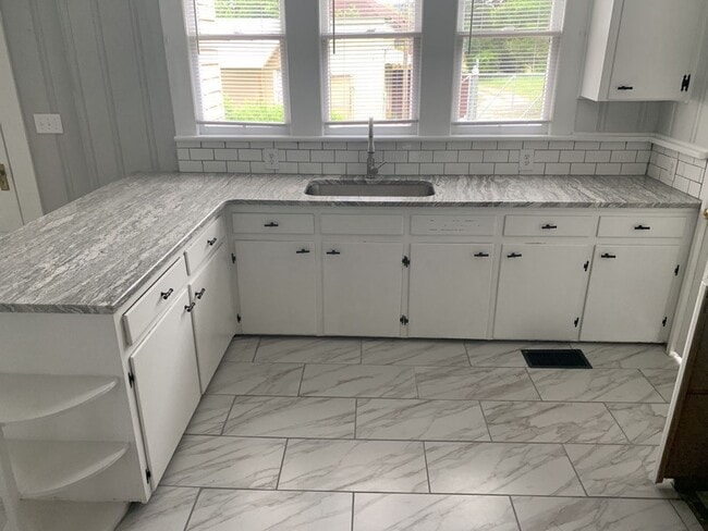 Building Photo - Charming historical home