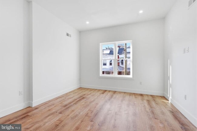 Building Photo - 458 W Earlham Ter