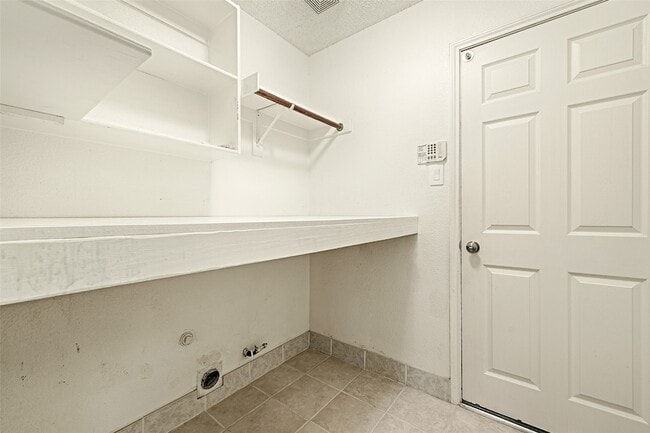Building Photo - 9701 Thorncliff Dr