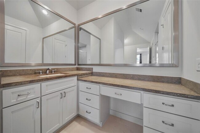 Building Photo - 42 Wooded Park Pl