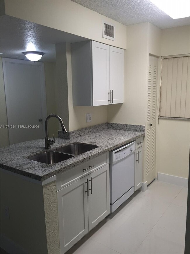 Building Photo - 2831 N Oakland Forest Dr