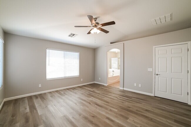 Building Photo - 11809 W Belmont Dr