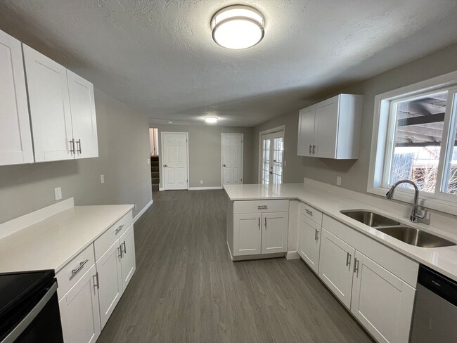 Building Photo - 4 Bed/1.5 Home Bath in Ogden