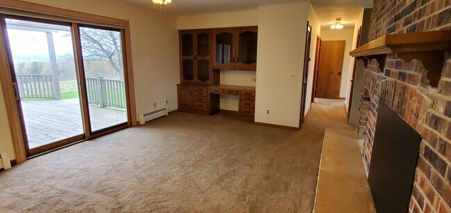 Building Photo - LARGE HOME WITH BEAUTIFUL VIEWS OF BOTH GRAND TRAVERSE BAYS