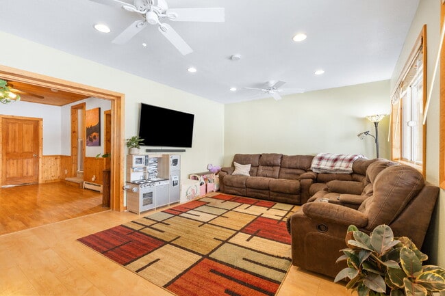 Building Photo - Spacious 4-Bedroom Home in the Heart of Sh...